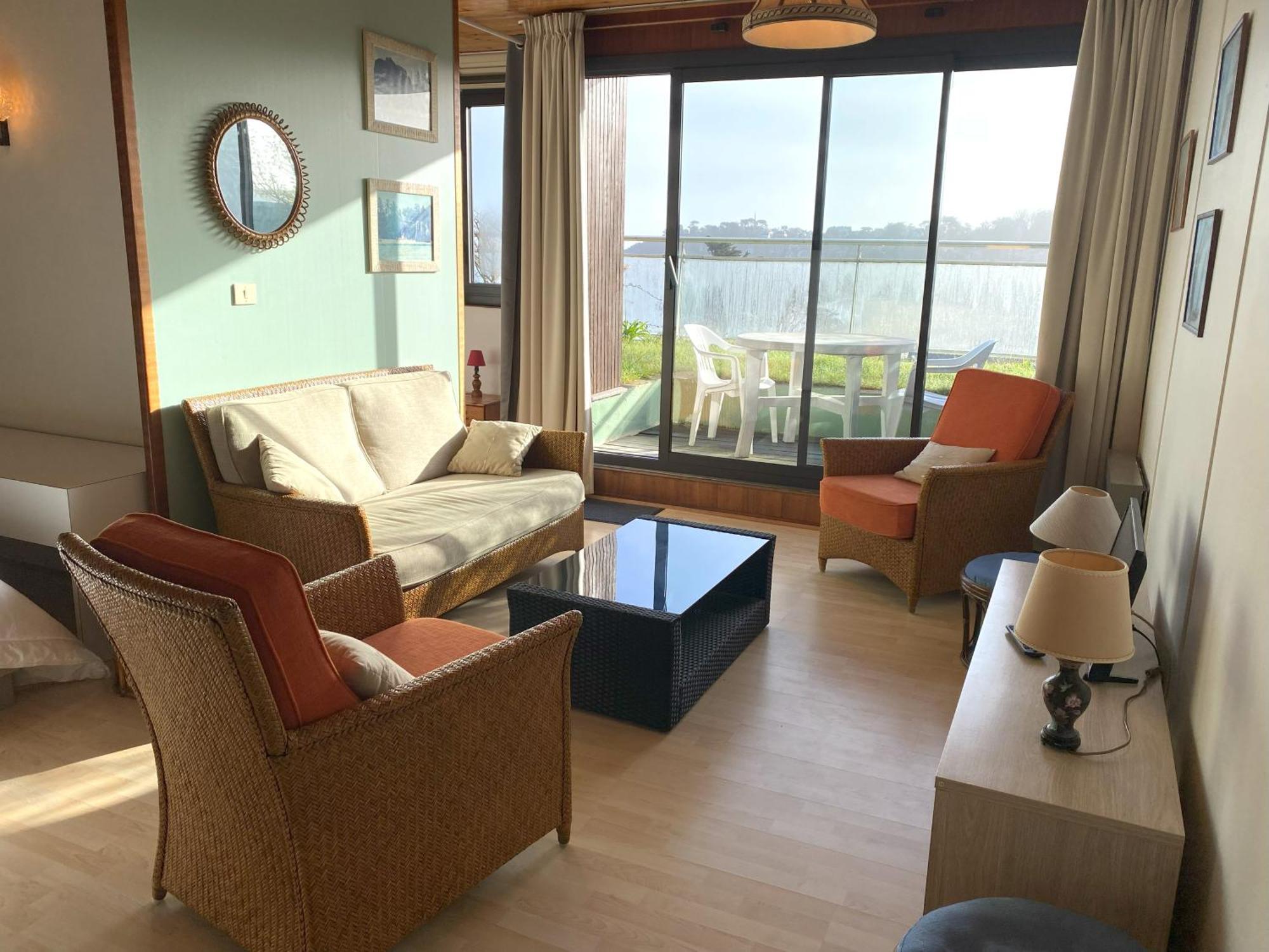Avec Terrasse Vue De Trestraou A Perros-guirec- Ref 904 Appartement *