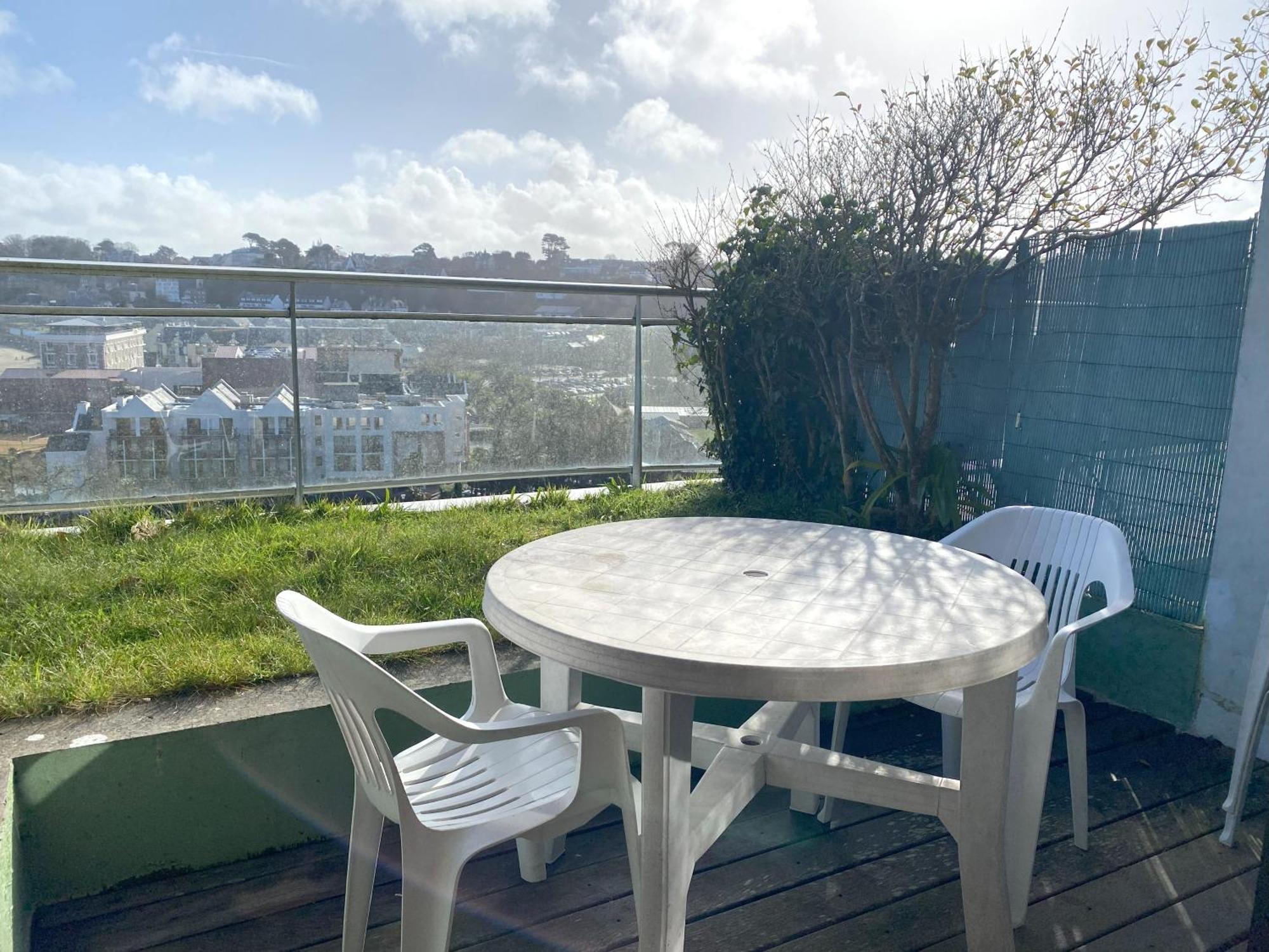 Appartement Avec Terrasse Vue De Trestraou A Perros-guirec- Ref 904