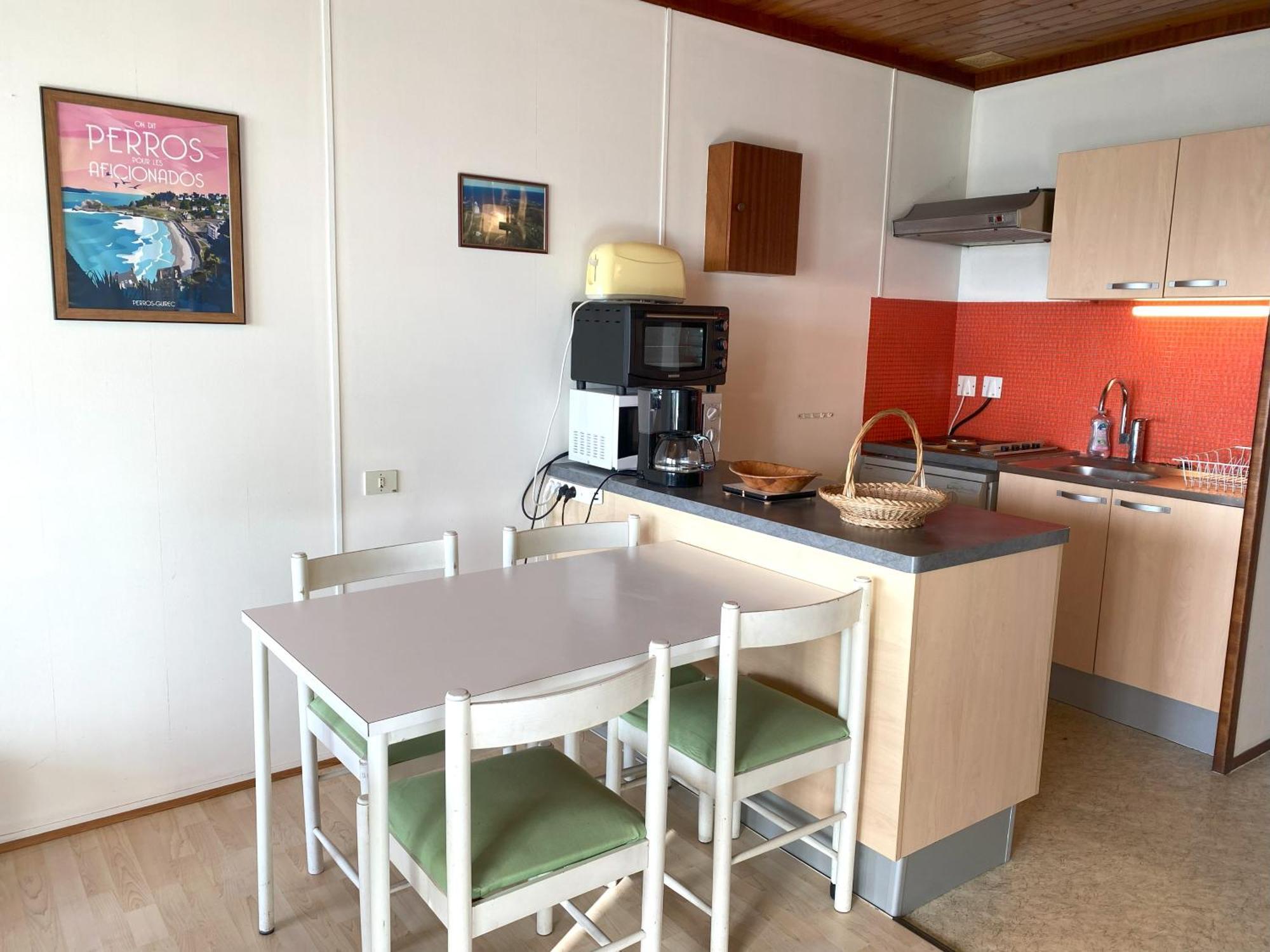 Avec Terrasse Vue De Trestraou A Perros-guirec- Ref 904 Appartement