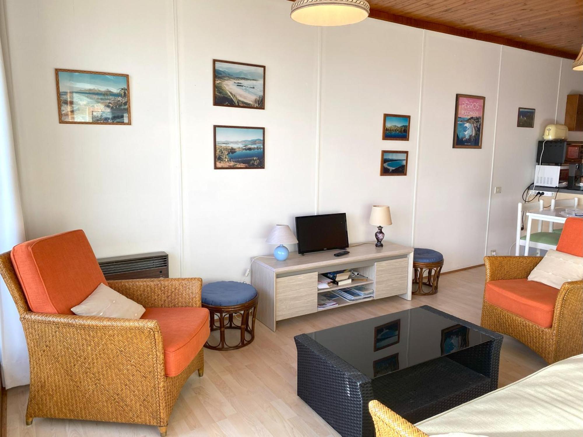 Avec Terrasse Vue De Trestraou A Perros-guirec- Ref 904 Appartement *